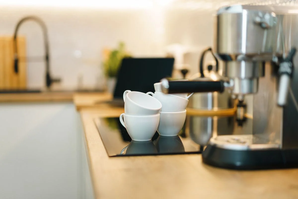 Macchina da caffè sul piano di una cucina