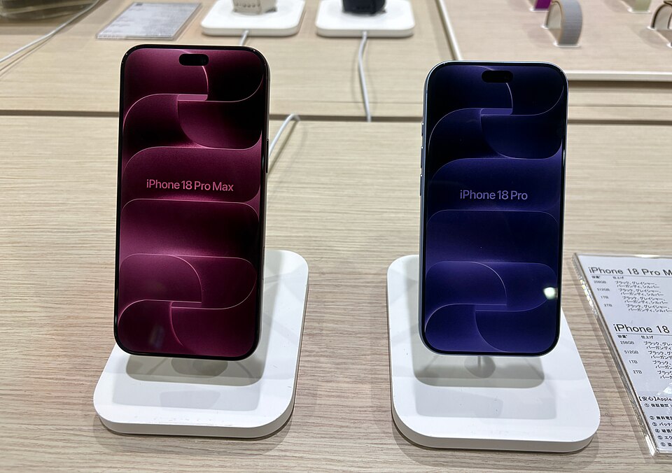 Due smartphone esposti affiancati